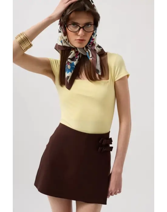 Omarı Parlak Fiyonk Detayıyla Mini Etek