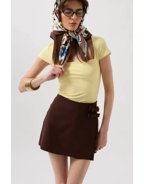 Omarı Parlak Fiyonk Detayıyla Mini Etek