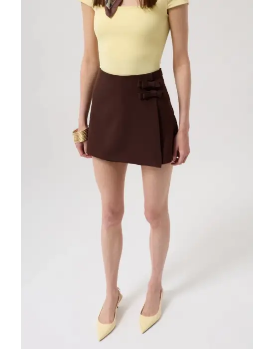 Omarı Parlak Fiyonk Detayıyla Mini Etek