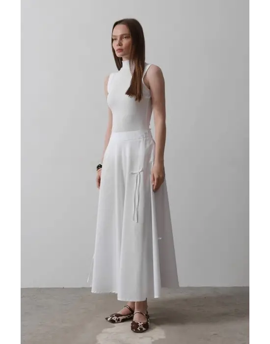 Omarı Zarif Fiyonk Detaylı Beyaz Kloş Etek