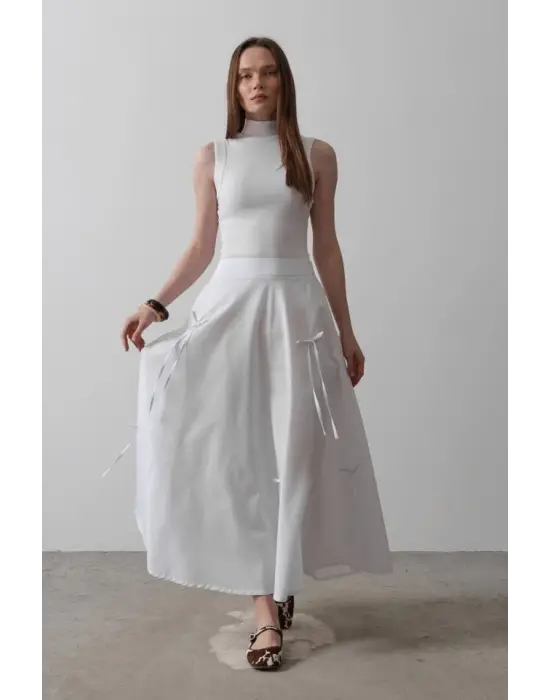 Omarı Zarif Fiyonk Detaylı Beyaz Kloş Etek