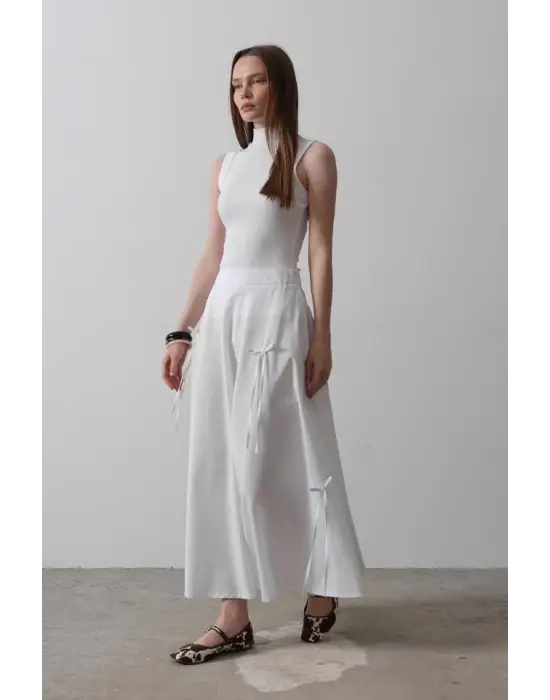 Omarı Zarif Fiyonk Detaylı Beyaz Kloş Etek