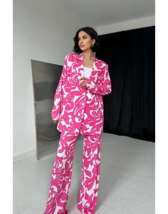 Omarı Fuşya Takım Modası : Şık ve Trend Kombin