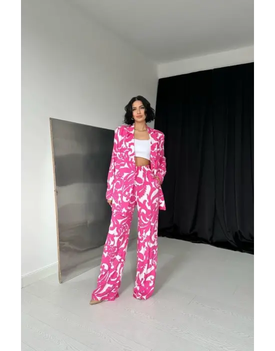 Omarı Fuşya Takım Modası : Şık ve Trend Kombin