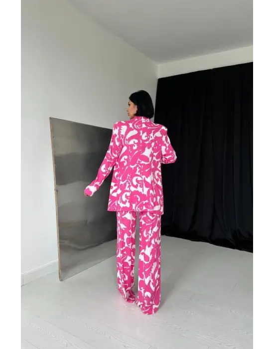 Omarı Fuşya Takım Modası : Şık ve Trend Kombin