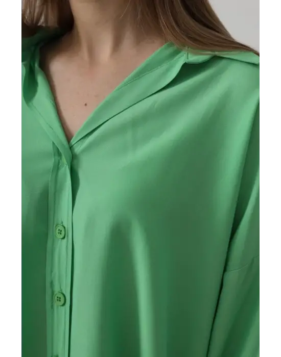 Omarı Şık Detaylarıyla Geniş Yaka Gömlek