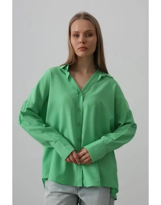 Omarı Şık Detaylarıyla Geniş Yaka Gömlek