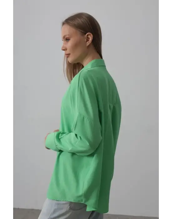 Omarı Şık Detaylarıyla Geniş Yaka Gömlek