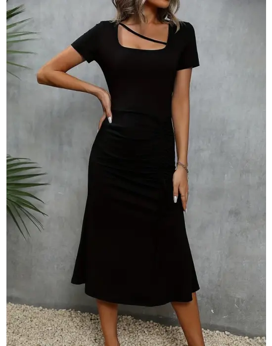 Omarı Şık ve Modern Kadın Elbisesi