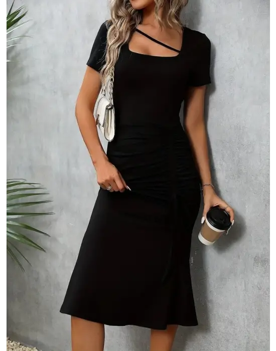 Omarı Şık ve Modern Kadın Elbisesi