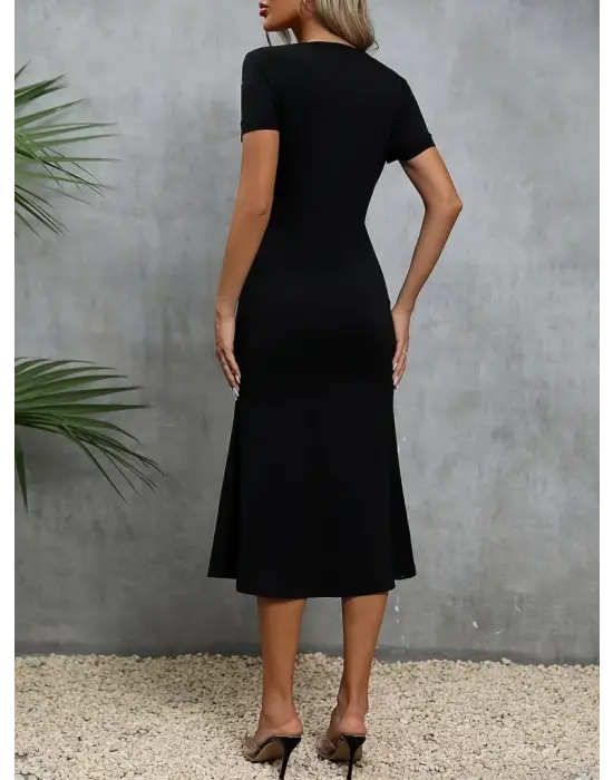 Omarı Şık ve Modern Kadın Elbisesi