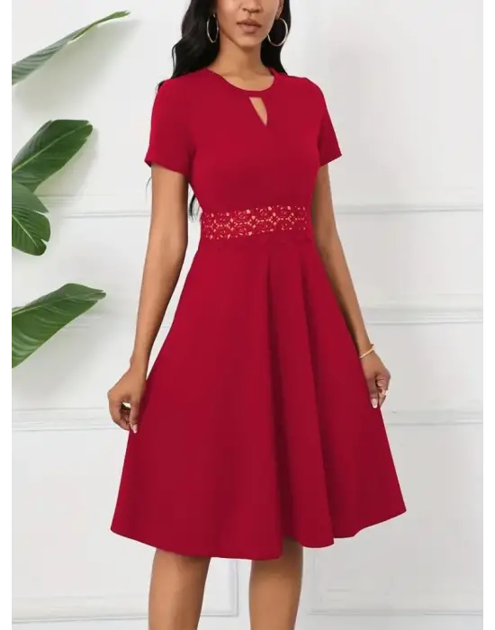 Omarı Şık Ve Rahat Kısa Kollu Elbise