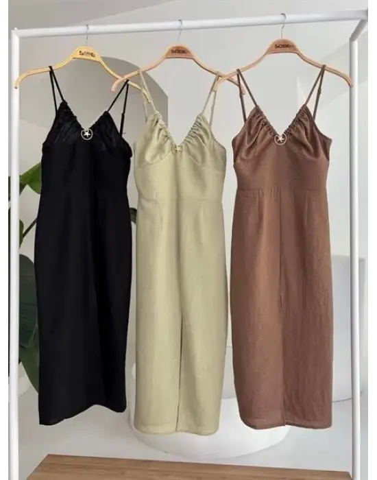 Omarı Önü Yırtmaçlı Elbise Göğüs Detayıyla Zarif Bir Duruşa Sahip