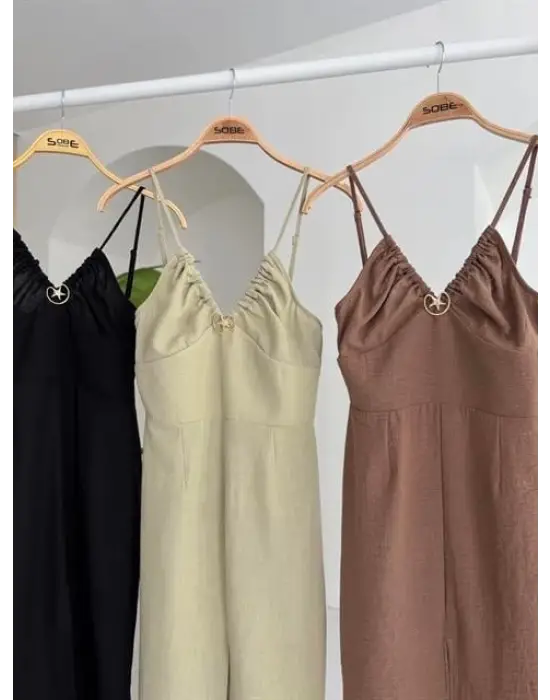 Omarı Önü Yırtmaçlı Elbise Göğüs Detayıyla Zarif Bir Duruşa Sahip