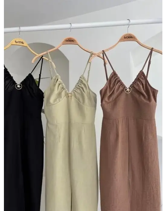 Omarı Önü Yırtmaçlı Elbise Göğüs Detayıyla Zarif Bir Duruşa Sahip