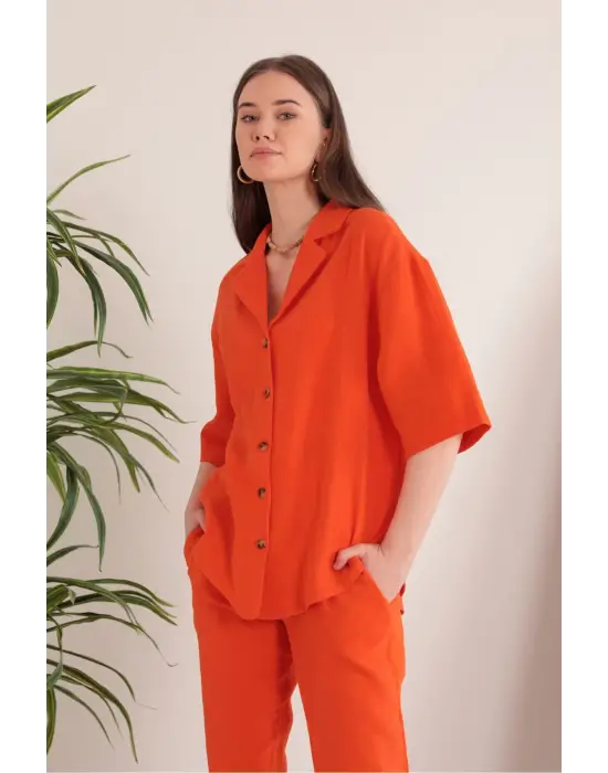 Omarı Derin Yaka Tasarımıyla Yazın Rahatlığını Keşfedin