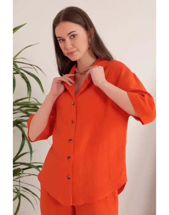 Omarı Derin Yaka Tasarımıyla Yazın Rahatlığını Keşfedin