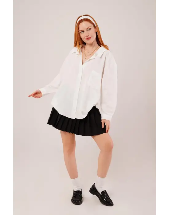 Omarı Hafif Ve Şık Beyaz Oversize Gömlek