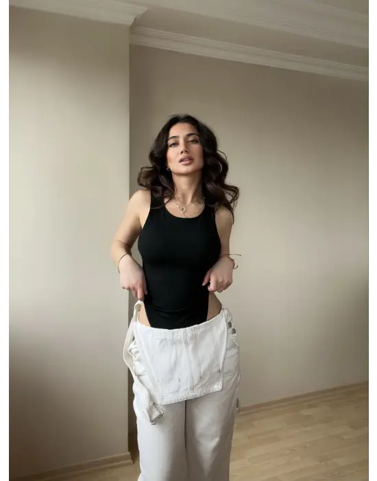 Omarı Şık ve Modern Halter Yaka Siyah Bodysuit