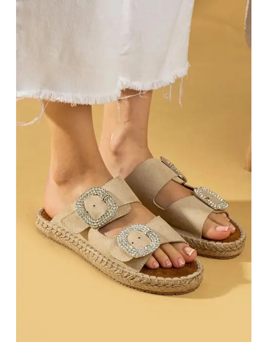 Omarı Rahat ve Şık Bej Nubuk Tokalı Terlik