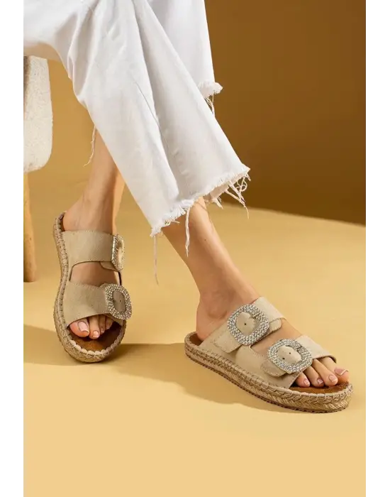 Omarı Rahat ve Şık Bej Nubuk Tokalı Terlik