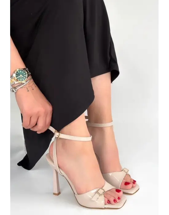 Hoste Bej Rugan Topuklu Bilekten Kemerli Ayakkabı