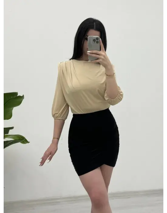 Omarı Omuzdan Büzgülü Vatkalı Sendy Bluz - Bej