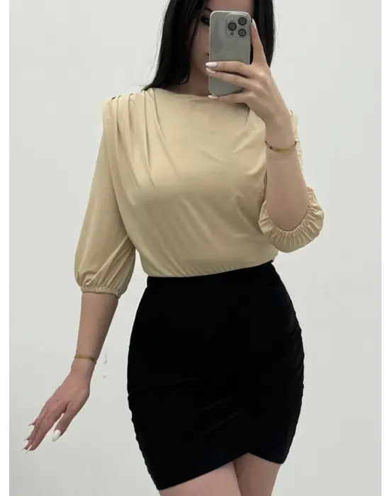 Omarı Omuzdan Büzgülü Vatkalı Sendy Bluz - Bej