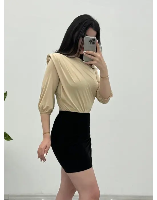 Omarı Omuzdan Büzgülü Vatkalı Sendy Bluz - Bej
