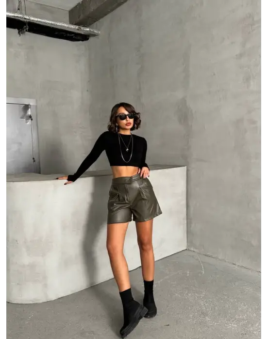 Omarı Güneşin Keyfini Çıkarmak İçin Şık Şort