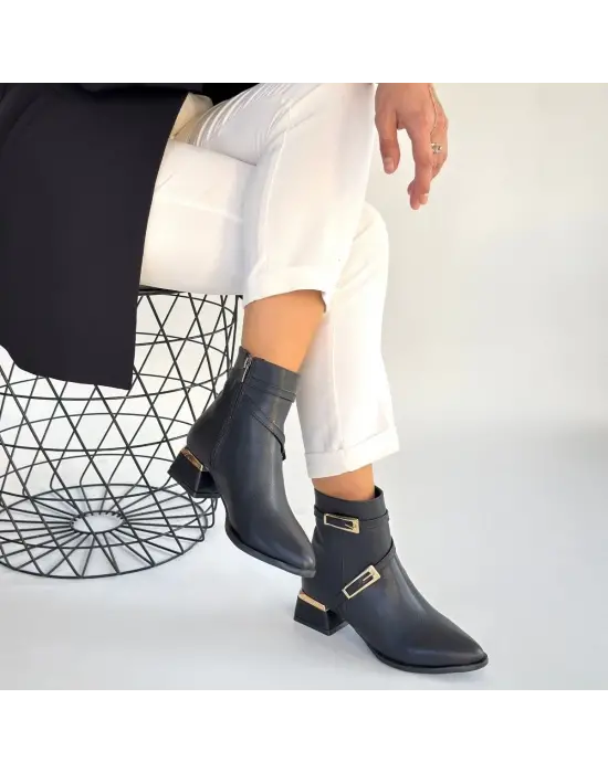 İnay Siyah Cilt Topuklu Bot