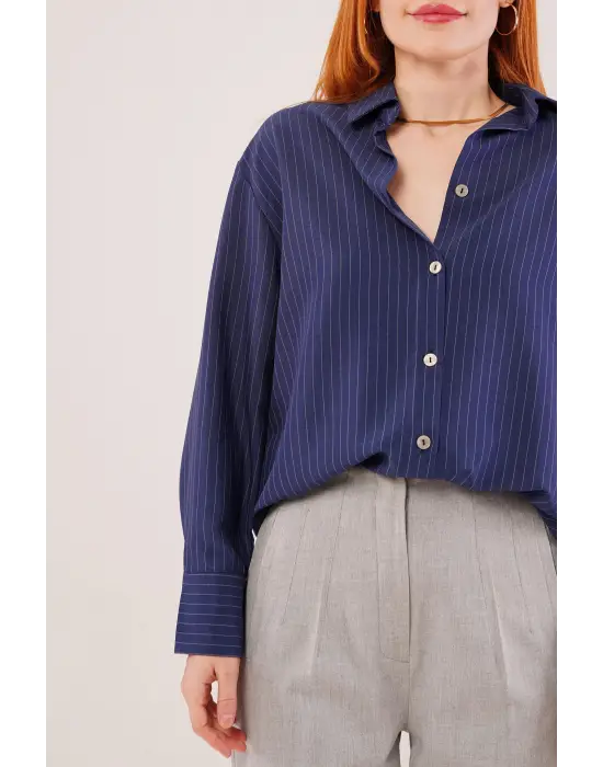 İnce Çizgi Detaylı Lacivert Gömlek
