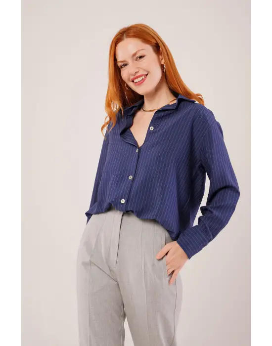 İnce Çizgi Detaylı Lacivert Gömlek