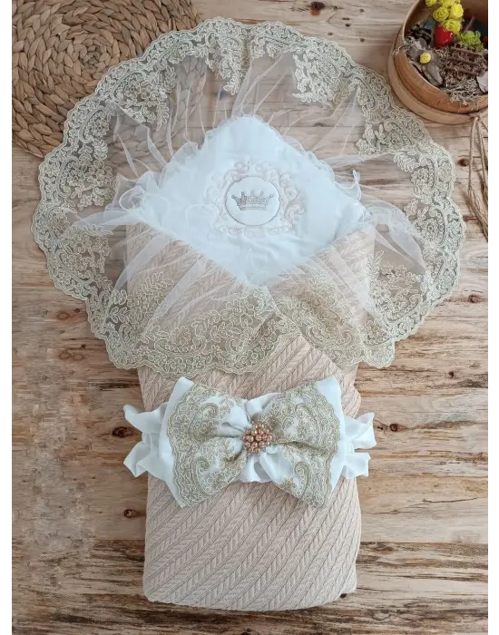 Omarı İnci ve Güpür Detaylı Örgü Bebek Battaniyesi Bej