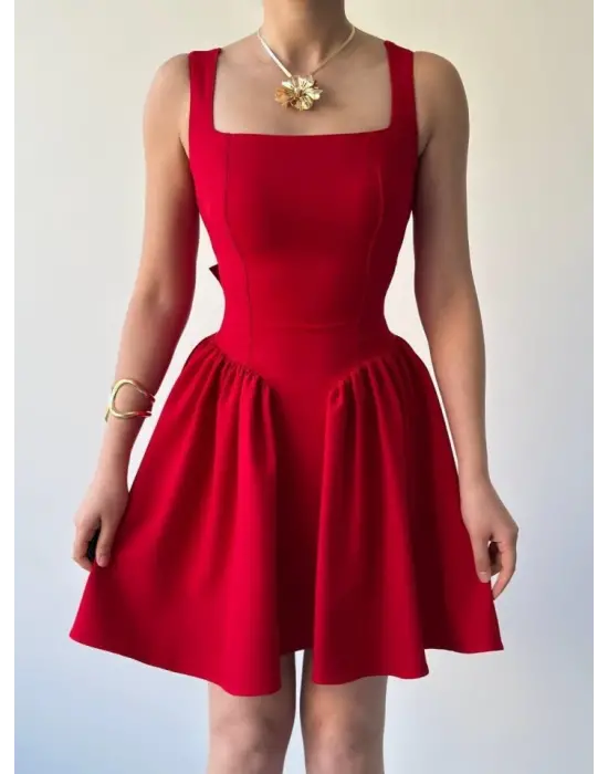 Omarı Derin Yırtmaç Detaylı Siyah Elbise