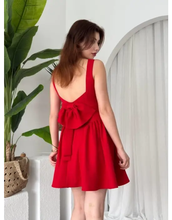 Omarı Derin Yırtmaç Detaylı Siyah Elbise