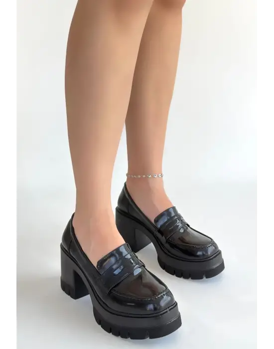 Janes Siyah Rugan Dolgu Topuk Ayakkabı