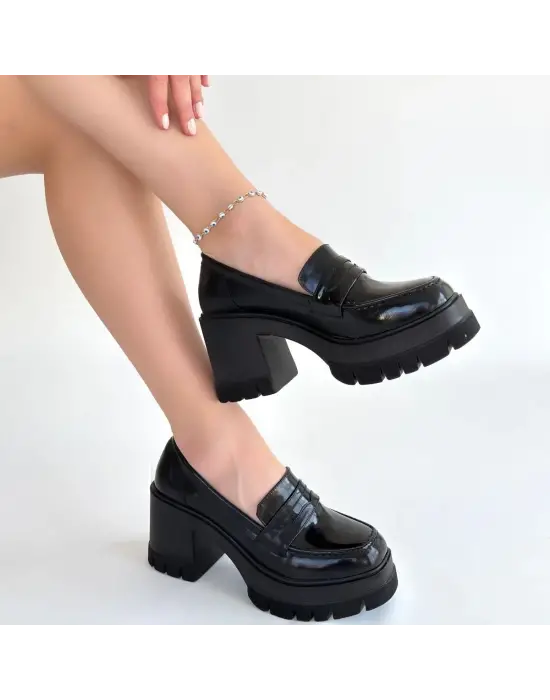 Janes Siyah Rugan Dolgu Topuk Ayakkabı