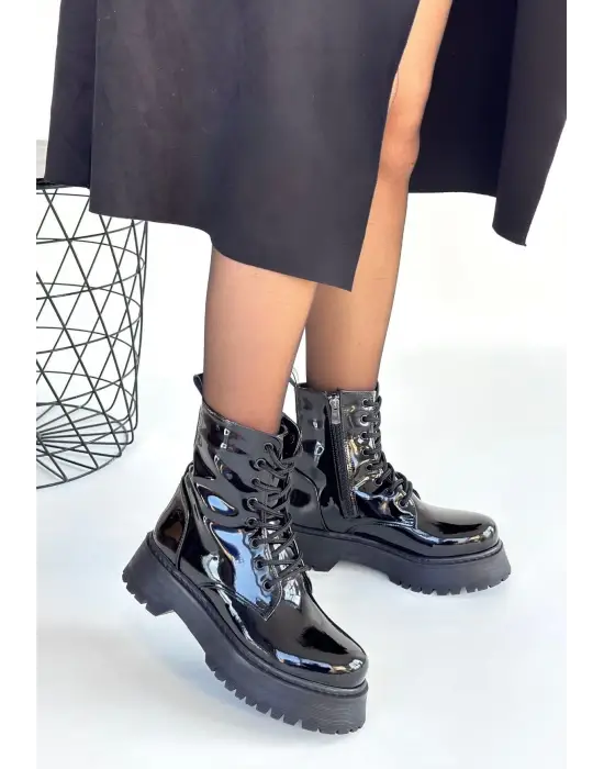 Jonni Siyah Rugan Bağcıklı Bot