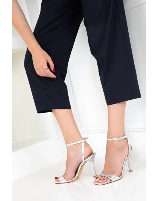 Jowin Gümüş Rugan Topuklu Bilekten Kemerli Ayakkabı