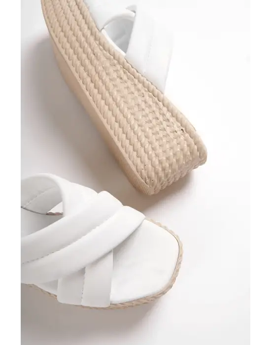 Modern Dolgu Topuklu Bayan Terlik