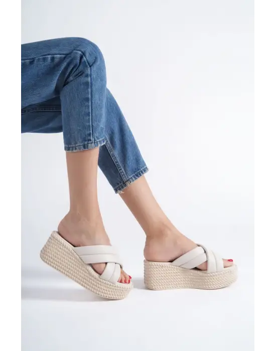 Göz Alıcı Dolgu Topuklu Bayan Terlik