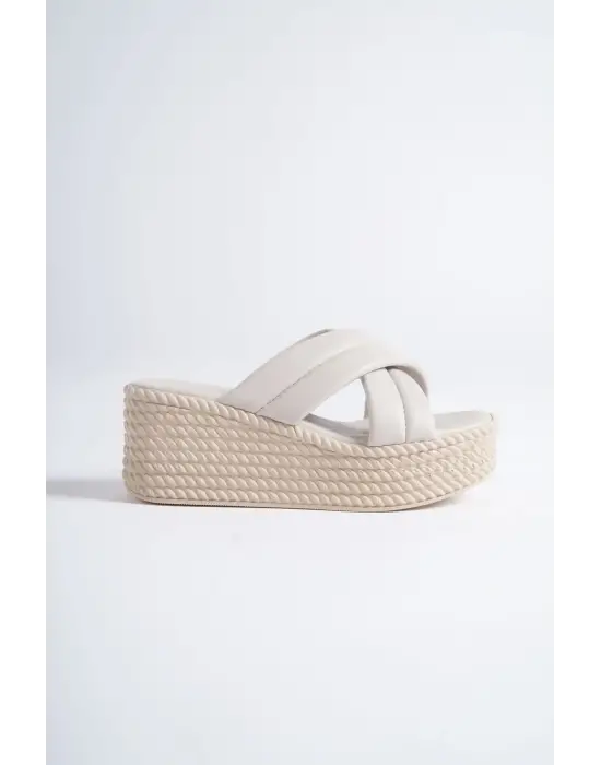 Göz Alıcı Dolgu Topuklu Bayan Terlik