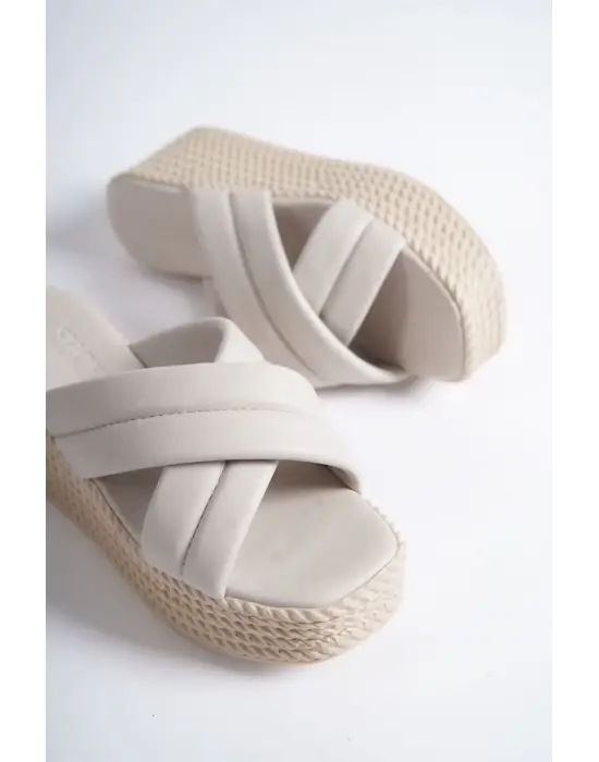 Göz Alıcı Dolgu Topuklu Bayan Terlik