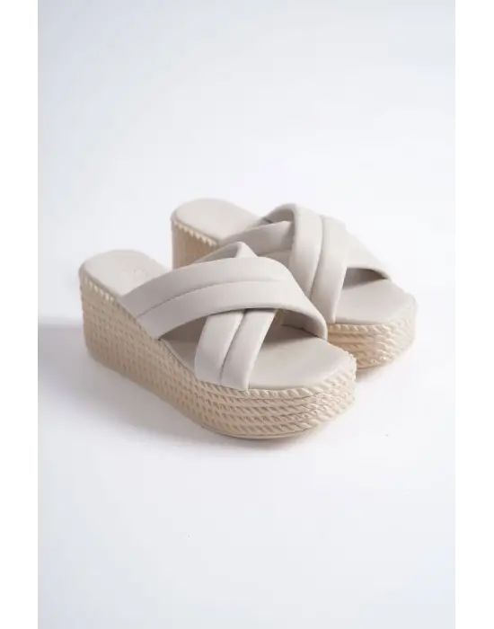 Göz Alıcı Dolgu Topuklu Bayan Terlik