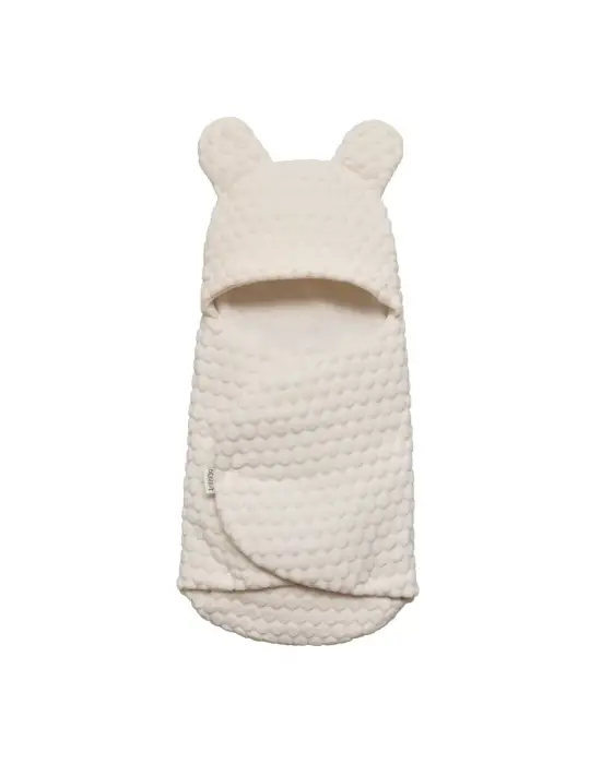 Omarı Kabartmalı Ekru Velboa Kundak - İnce Detaylarıyla Şık ve Rahat Yenidoğan Giysisi