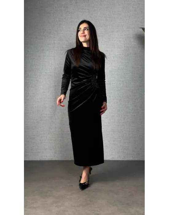 Kadı Uzun Kollu Omuzdan Büzgülü Yandan Taş Detaylı Uzun Kadife Elbise