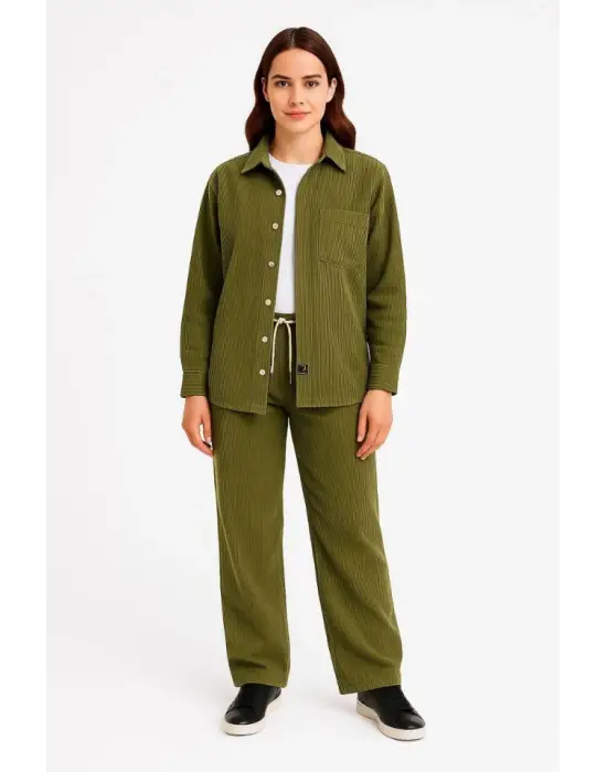Kadife Oversize Takım – Gömlek Ve Pantolon İkili Set Füme Corduroy Şıklığı, Rahat Ve Zarif Duruş Yumuşak Dokulu Kadife Kumaş, Düğmeli Gömlek Üst Ve Lastikli Pantolon Alt Parça Ile Gün Boyu Konfor- Haki