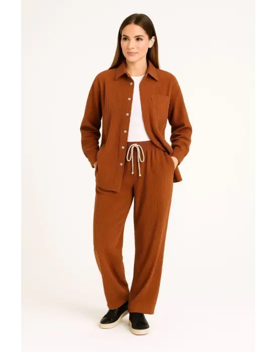 Kadife Oversize Takım – Gömlek Ve Pantolon İkili Set Füme Corduroy Şıklığı, Rahat Ve Zarif Duruş Yumuşak Dokulu Kadife Kumaş, Düğmeli Gömlek Üst Ve Lastikli Pantolon Alt Parça Ile Gün Boyu Konfor- Kiremit