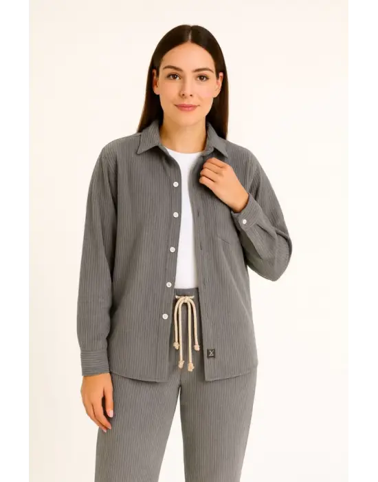 Kadife Oversize Takım – Gömlek Ve Pantolon İkili Set Füme Corduroy Şıklığı, Rahat Ve Zarif Duruş Yumuşak Dokulu Kadife Kumaş, Düğmeli Gömlek Üst Ve Lastikli Pantolon Alt Parça Ile Gün Boyu Konfor- Füme